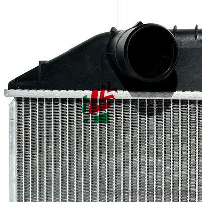 Accesorios de radiadores de camiones para Hino R415 Sistema de refrigeración de aluminio Tanque de agua de camión
